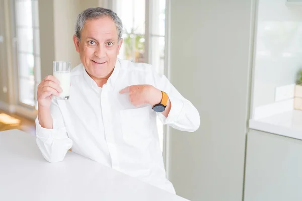 Hombre Mayor Guapo Bebiendo Vaso Leche Fresca Desayuno Con Cara — Foto de Stock