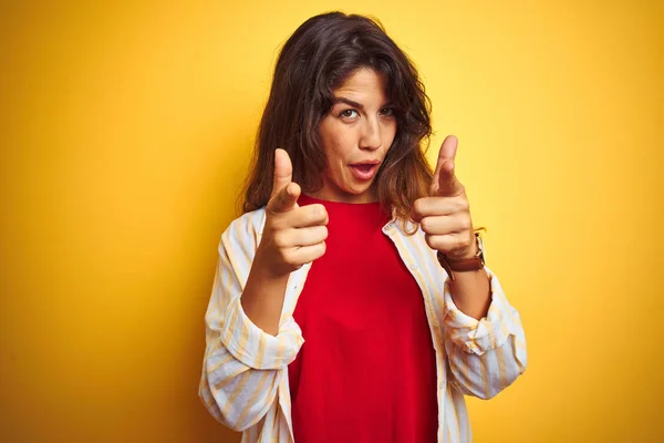 Junge Schöne Frau Rotem Shirt Und Gestreiftem Hemd Über Gelbem — Stockfoto