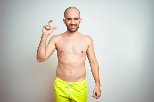 Jeune Homme Torse Vacances Portant Des Maillots Bain Jaunes Sur — Photo