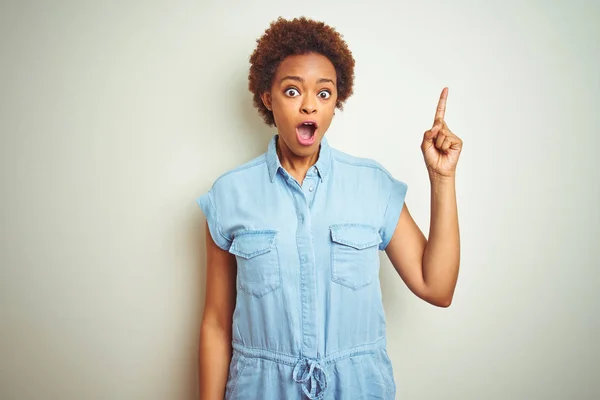 Jovem Mulher Americana Africana Bonita Com Cabelo Afro Sobre Fundo — Fotografia de Stock