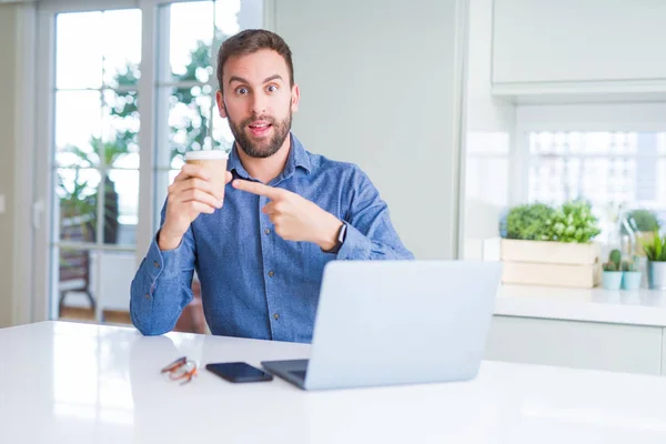 Pohledný Muž Pracující Počítačovým Notebookem Popíjí Šálek Kávy Velmi Šťastný — Stock fotografie