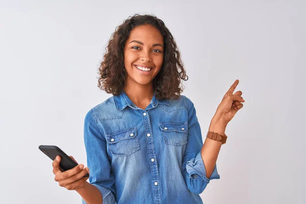 Jeune Femme Brésilienne Utilisant Smartphone Debout Sur Fond Blanc Isolé — Photo