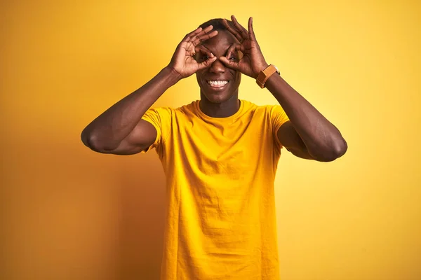 Hombre Afroamericano Joven Con Camiseta Casual Pie Sobre Fondo Amarillo — Foto de Stock