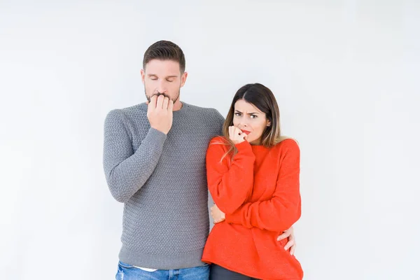 Unga Vackra Paret Tillsammans Över Isolerade Bakgrund Ser Stressad Och — Stockfoto