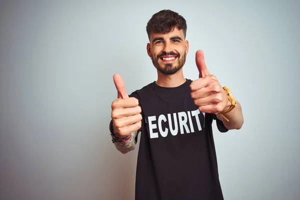 Jovem Homem Salvaguarda Com Tatuagem Respondendo Uniforme Segurança Sobre Fundo — Fotografia de Stock