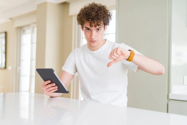 Hombre Joven Usando Tableta Táctil Con Cara Enojada Signo Negativo — Foto de Stock