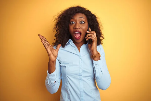 Joven Mujer Afroamericana Hablando Teléfono Inteligente Sobre Fondo Amarillo Aislado —  Fotos de Stock