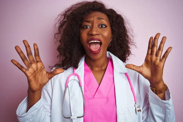 Afro Amerikai Orvos Nőt Visel Sztetoszkópot Több Mint Elszigetelt Rózsaszín — Stock Fotó