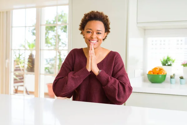 Ung Vacker Afrikansk Amerikansk Kvinna Hemma Ber Med Händerna Tillsammans — Stockfoto