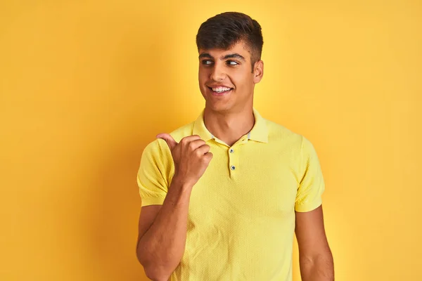 Joven Hombre Indio Con Polo Casual Pie Sobre Fondo Amarillo — Foto de Stock