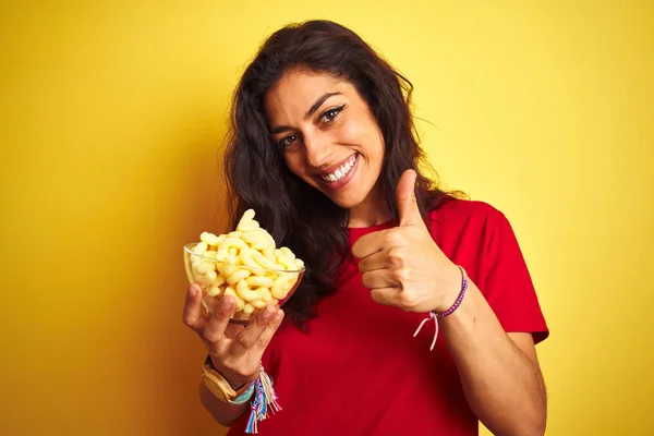 Joven Hermosa Mujer Sosteniendo Tazón Con Maíz Extruido Sobre Fondo — Foto de Stock