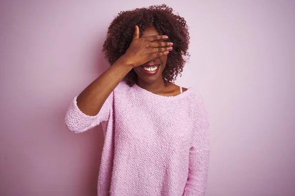 Unga Afrikanska Afro Kvinna Bär Tröja Stående Över Isolerade Rosa — Stockfoto