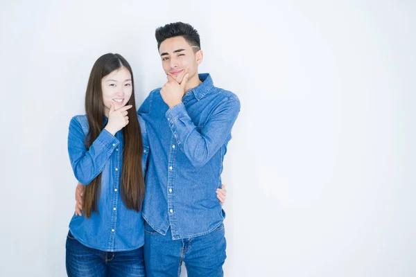 Bonito Jovem Casal Asiático Sobre Fundo Isolado Branco Olhando Confiante — Fotografia de Stock