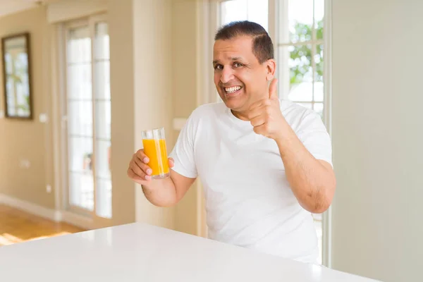 Hombre Mediana Edad Bebiendo Vaso Jugo Naranja Casa Feliz Con — Foto de Stock