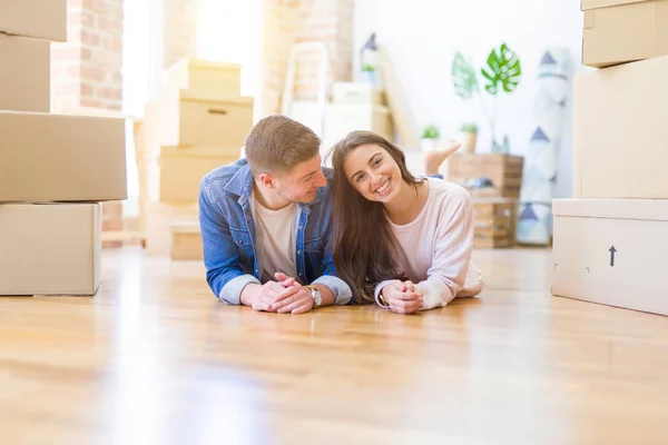 Belo Jovem Casal Sorrindo Amor — Fotografia de Stock