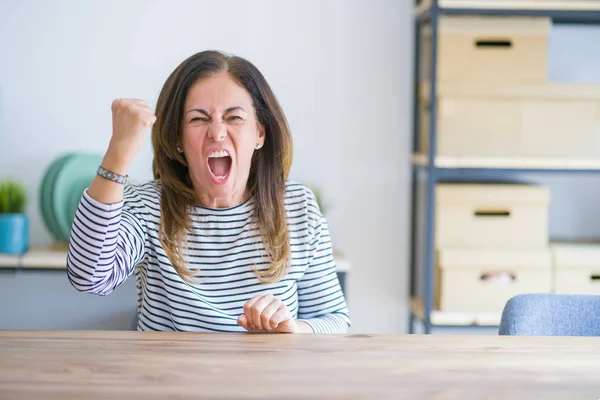 Mujer Mayor Mediana Edad Sentada Mesa Casa Enojada Loca Levantando — Foto de Stock