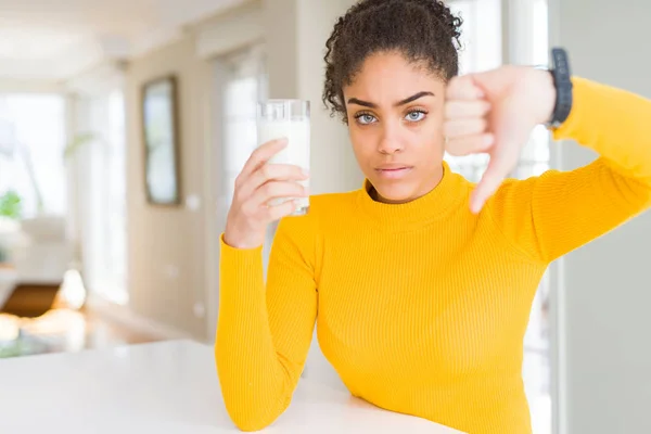 Junge Afrikanisch Amerikanische Frau Trinkt Ein Glas Frische Milch Mit — Stockfoto