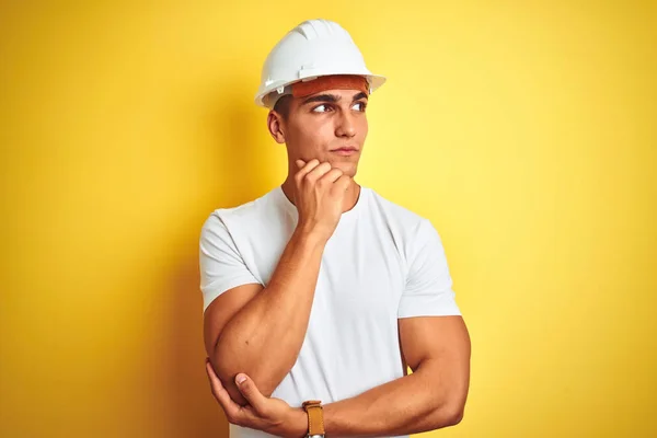 Young Handsome Man Wearing Construction Helmet Yellow Isolated Background Hand — Stock Photo, Image