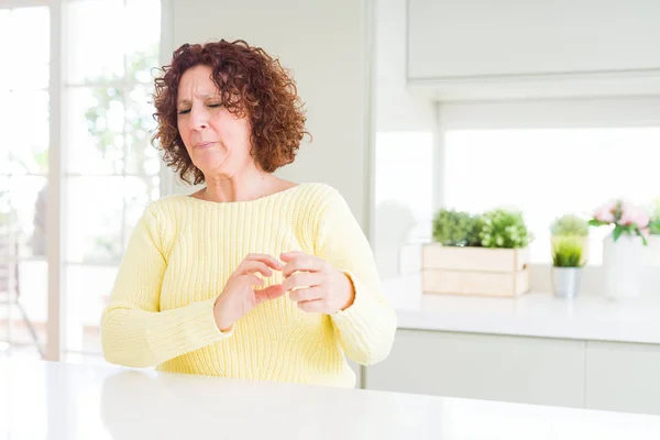 Bella Donna Anziana Che Indossa Maglione Giallo Espressione Disgustata Dispiaciuto — Foto Stock