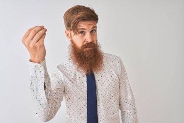 Genç kızıl saçlı İrlandalı işadamı izole beyaz arka plan üzerinde duran el ve parmakemin ifade ile İtalyan jest yapıyor