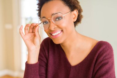 Afro saçlı gözlüklü güzel genç Afrika kadın