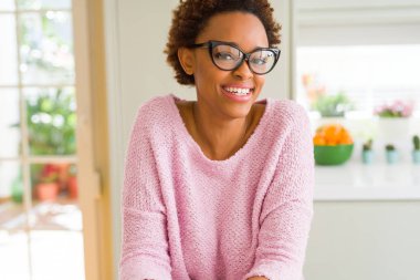 Afro saçlı gözlüklü güzel genç Afrika kadın