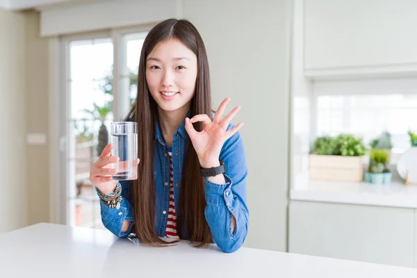 美丽的亚洲女人喝一杯淡水做好标志用手指 优秀的符号 — 图库照片