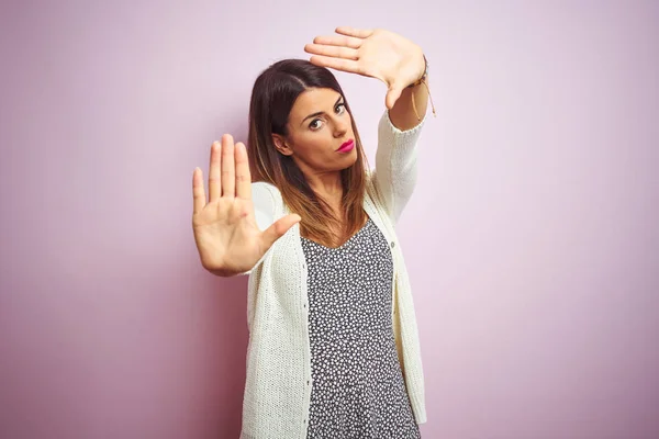 Giovane Bella Donna Piedi Sfondo Rosa Isolato Facendo Cornice Con — Foto Stock