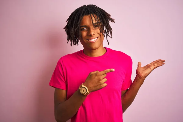 Homem Afro Americano Com Dreadlocks Vestindo Camiseta Sobre Fundo Rosa — Fotografia de Stock