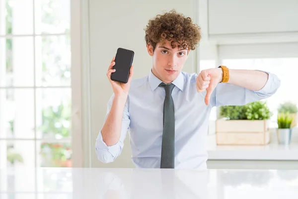 Young Business Man Visar Smartphone Skärmen Kontoret Med Arga Ansikte — Stockfoto