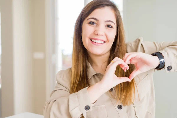 Mulher Bonita Casa Sorrindo Amor Mostrando Símbolo Coração Forma Com — Fotografia de Stock