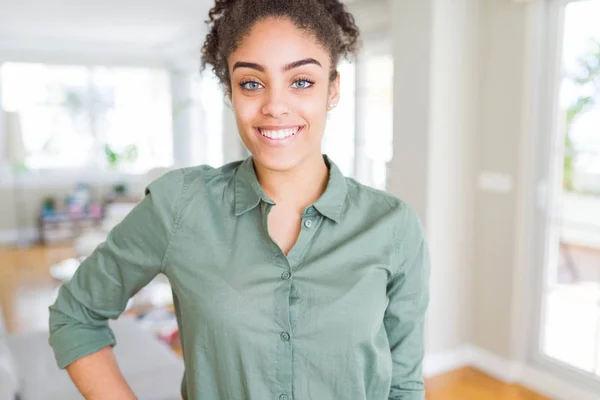 Linda jovem afro-americana sorrindo alegre, amigável — Fotografia de Stock