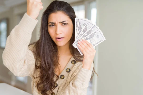 Mujer Joven Sosteniendo Billetes Dólares Molesto Frustrado Gritando Con Ira —  Fotos de Stock