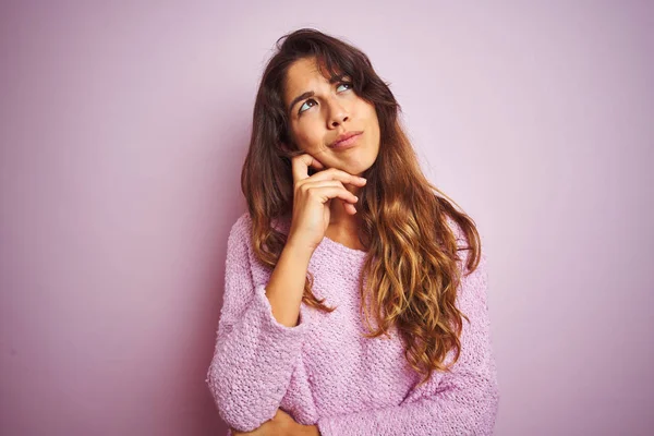 Jovem Mulher Bonita Vestindo Suéter Sobre Fundo Isolado Rosa Com — Fotografia de Stock