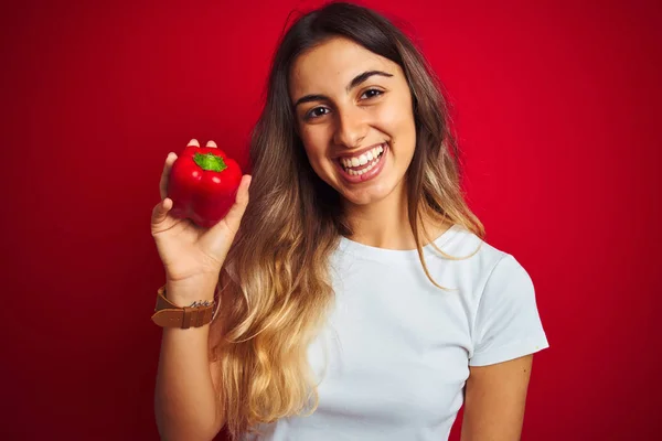 Ung Vacker Kvinna Som Håller Peppar Över Röd Isolerad Bakgrund — Stockfoto