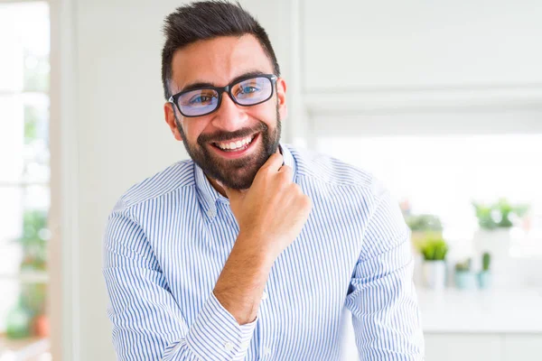 Hombre Negocios Guapo Con Gafas Sonriente Alegre Con Sonrisa Confiada —  Fotos de Stock