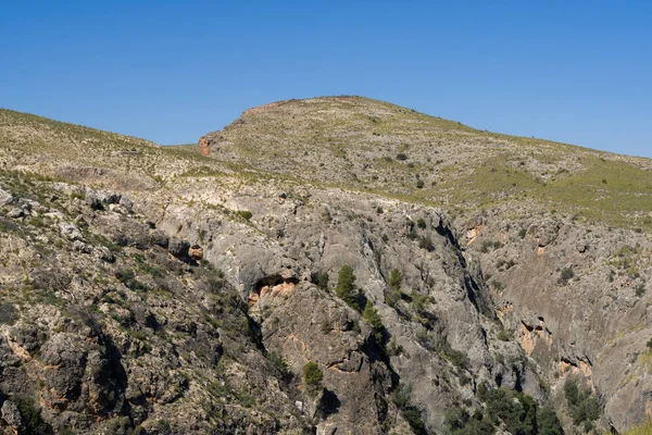 Güzel Dağ Manzarası Yeşil Dağ Çevre Mavi Gökyüzü Güneşli Bir — Stok fotoğraf