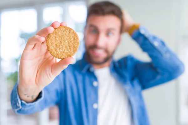 Beau Homme Mangeant Des Biscuits Sains Grains Entiers Stressés Avec — Photo