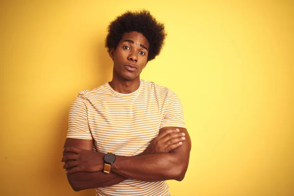 Amerikanischer Mann Mit Afro Haaren Und Gestreiftem Shirt Der Skeptisch — Stockfoto