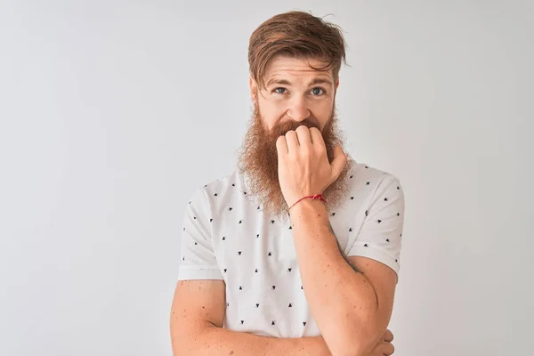 Jonge Redhead Ierse Man Dragen Polo Staande Geïsoleerde Witte Achtergrond — Stockfoto