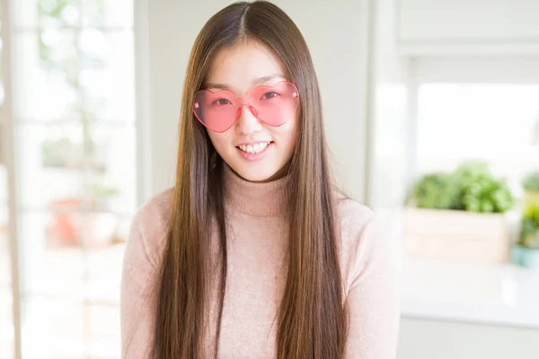 Hermosa Mujer Asiática Con Gafas Corazón Rosa Con Una Sonrisa —  Fotos de Stock