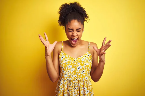 Afrikanisch Amerikanische Frau Lässigem Blumenkleid Vor Isoliertem Gelben Hintergrund Stehend — Stockfoto