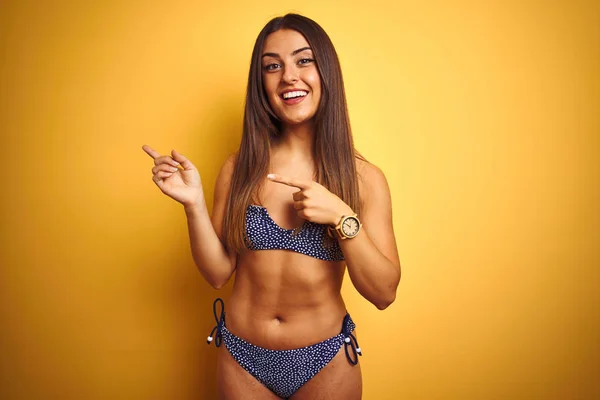 Young Beautiful Woman Vacation Wearing Bikini Standing Isolated Yellow Background — Stock Photo, Image