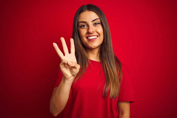 Jonge Mooie Vrouw Dragen Shirt Staande Geïsoleerde Rode Achtergrond Tonen — Stockfoto