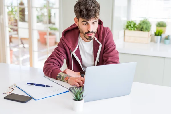 Jonge Student Man Met Behulp Van Computer Laptop Notebook Bang — Stockfoto