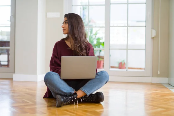 Mujer Joven Usando Ordenador Portátil Sentado Suelo Mirando Lado Relajarse —  Fotos de Stock