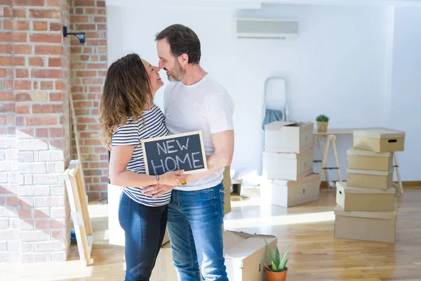 Middelbare leeftijd Senior paar verhuizen naar een nieuw huis, lachend gelukkig in — Stockfoto