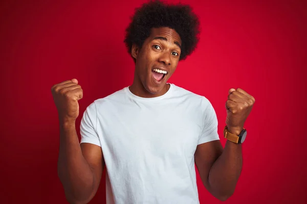Junger Amerikanischer Mann Mit Afro Haaren Und Weißem Shirt Der — Stockfoto