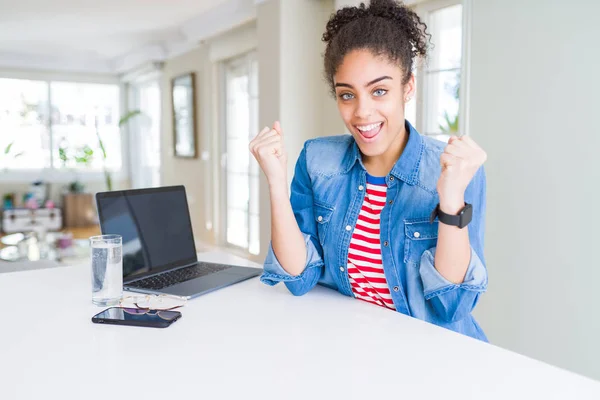 Ung Afrikansk Amerikansk Affärskvinna Arbetar Med Dator Laptop Firar Förvånad — Stockfoto