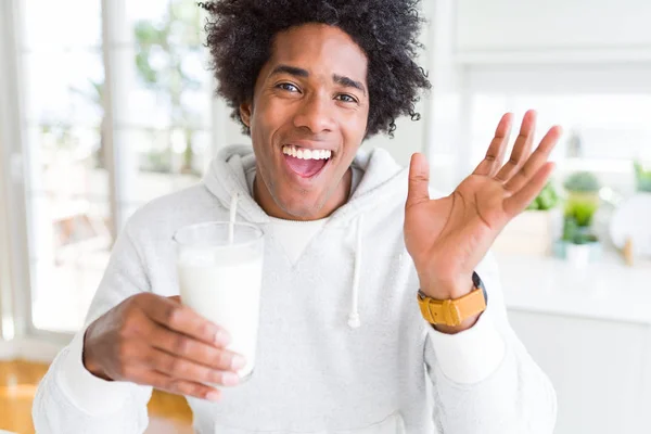 Afrikanisch Amerikanischer Mann Hält Und Trinkt Ein Glas Milch Sehr — Stockfoto